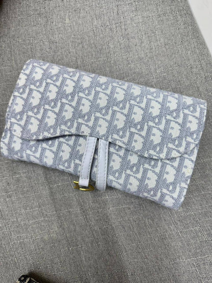 DIOR 

Size ：23CM  

90 dhs🇦🇪🇦🇪
withbox

Zain04
♥️♥️♥️