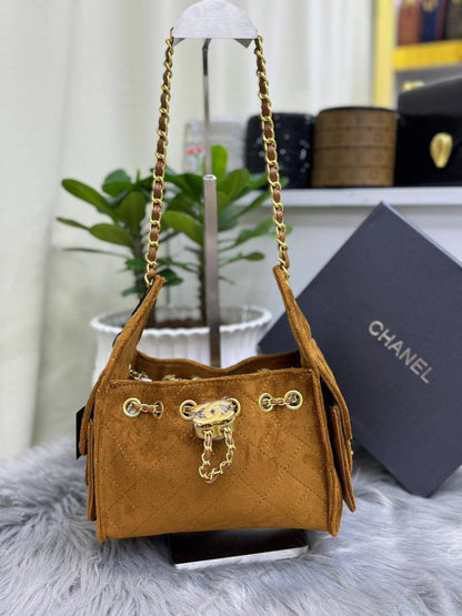 Chanel
SIZE………. 20 CM🌷🌹
110 dhs🪙🌨️
with BOX❤️❤️

Zain244
♥️♥️♥️