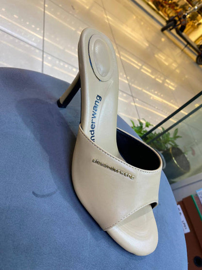 Prada
Size 36-42
120 dhs✅

Zain57
♥️♥️♥️