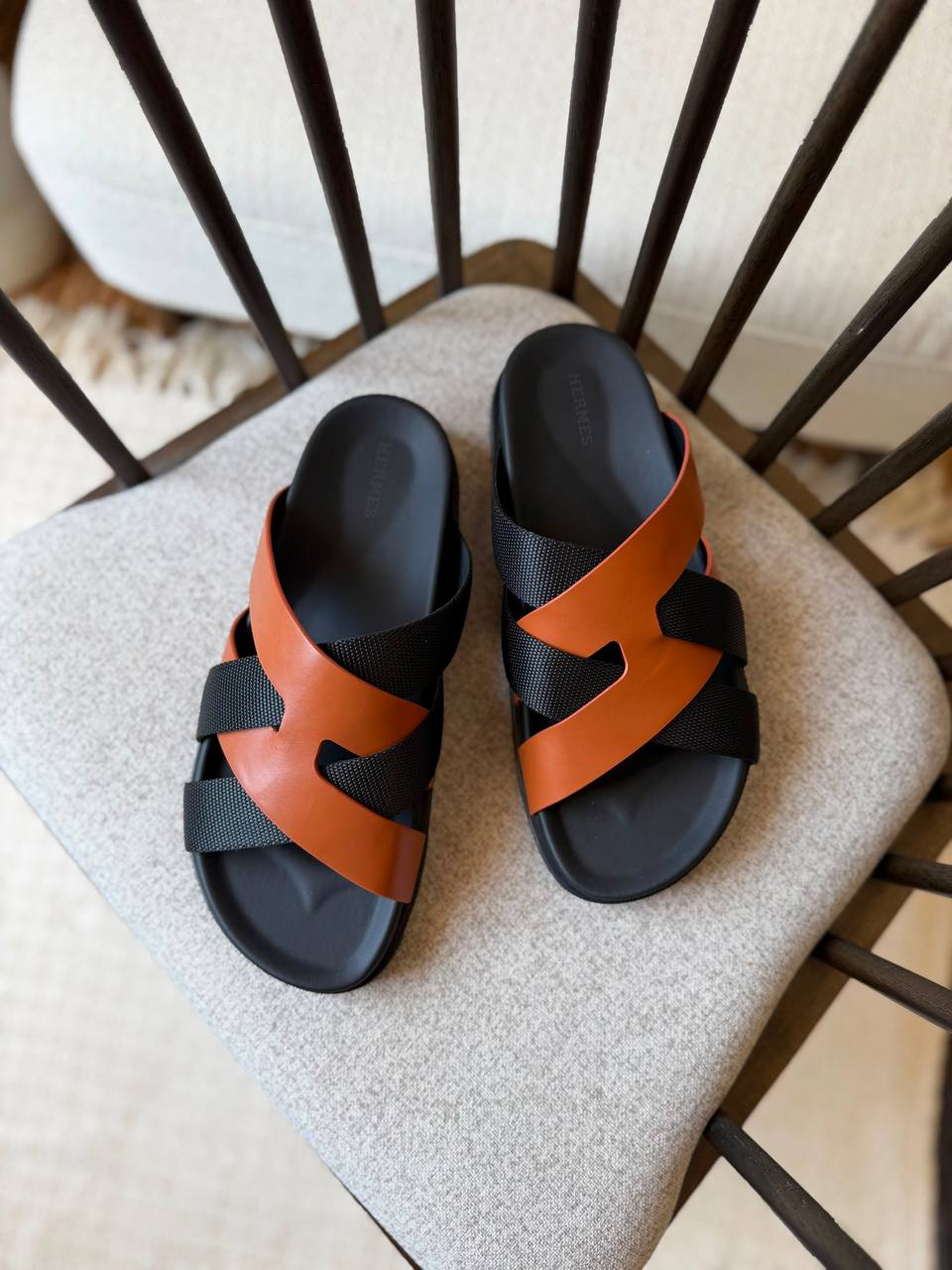 HERMES SLIPPERS
*AAA QUALITY*
*size: 40 to 47*
450 dhs✅

Zain185
♥️♥️♥️