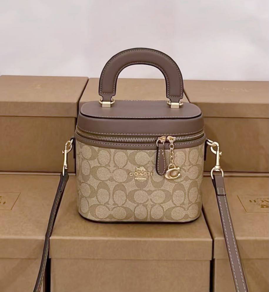COACH  
MACK UP BOX 
HIGH QUALITY 
WITH BOX 
110 dhs💓

Zain295
♥️♥️♥️