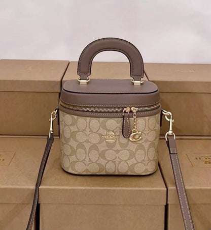 COACH  
MACK UP BOX 
HIGH QUALITY 
WITH BOX 
110 dhs💓

Zain295
♥️♥️♥️