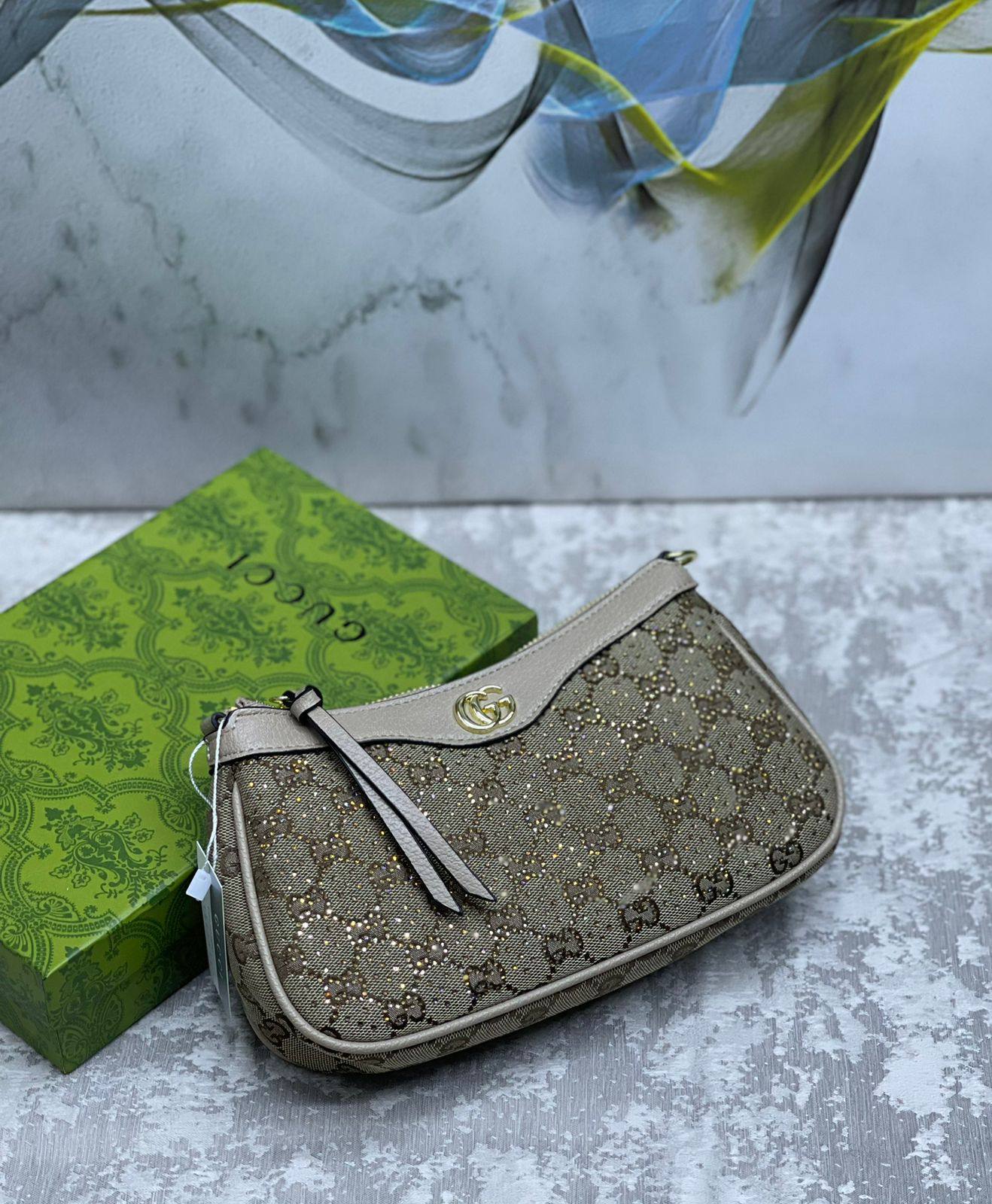 Gucci

with box 
🎁🎁🎁

95 dhs❣️

Zain175
♥️♥️♥️