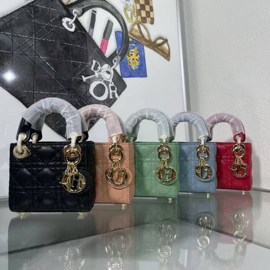 Dior Master
150 dhs🪙💚
#12cm
#with box…❤️🙋‍♂️
🎁🎁🎁

Zain228
♥️♥️♥️