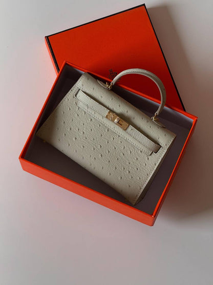 Hermes minikelly ostrich 21cm💕master quality😍with box❤️
350 dhs🪙💕

Zain52
♥️♥️♥️