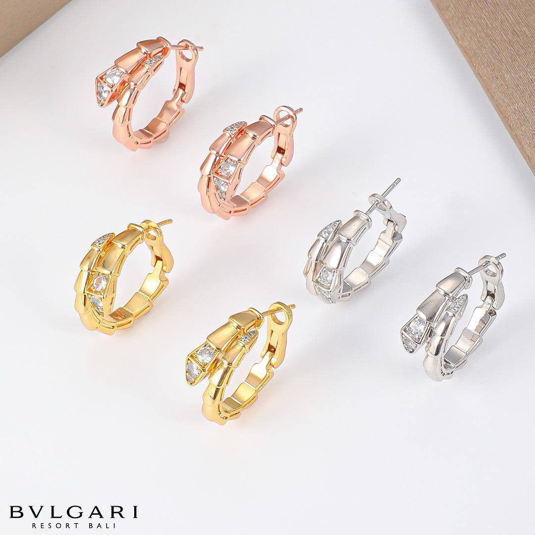 Bvlgari set* ☘️
Necklace 
Earrings 
Bangle 
Ring 💍 
*Master Quality* 🦋

280 dhs🪙🌨️
normal box📦

Zain48
♥️♥️♥️
