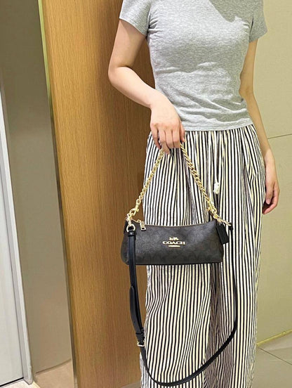 Coach 

85 dhs🪙🌨️

with box
🎁🎁🎁

size 26×7×13cm

Zain213
♥️♥️♥️