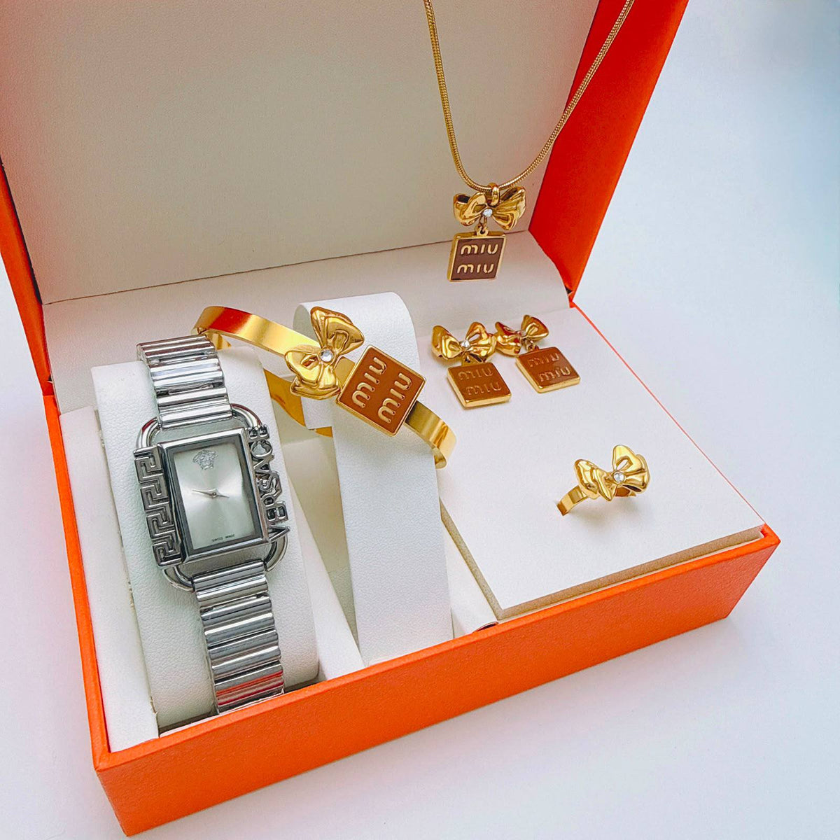 Watches boxes
Chanel
Dior
Gucci
LV

With box 
90 dhs🇦🇪🇦🇪

Zain45 
♥️♥️♥️