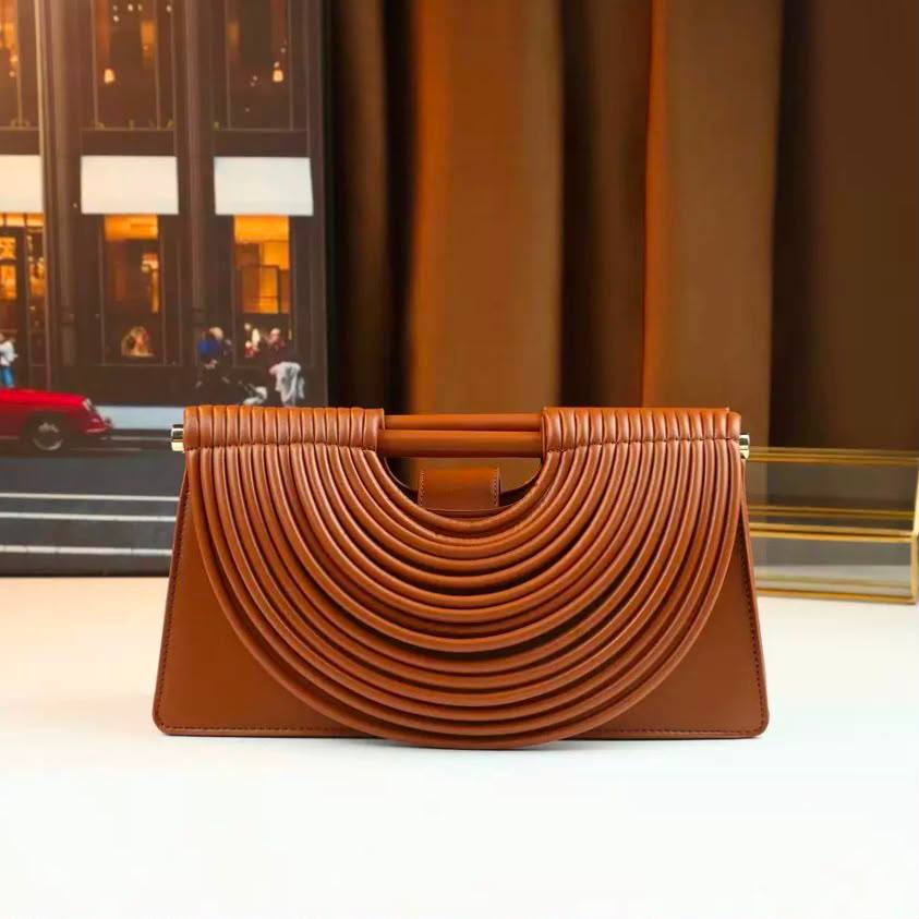 BOTTEGA NEW CAME GOOD QUALITY WITH BOX 
120 dhs✅

Zain295
♥️♥️♥️