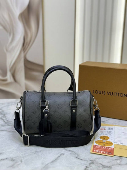 LV
Unisex Speedy Crossbag
Top handle Bag
Silver & Black Hardware
With Long trim Strap
Size : 26 cm
With BOX

120 dhs🇦🇪🇦🇪

Zain239
♥️♥️♥️