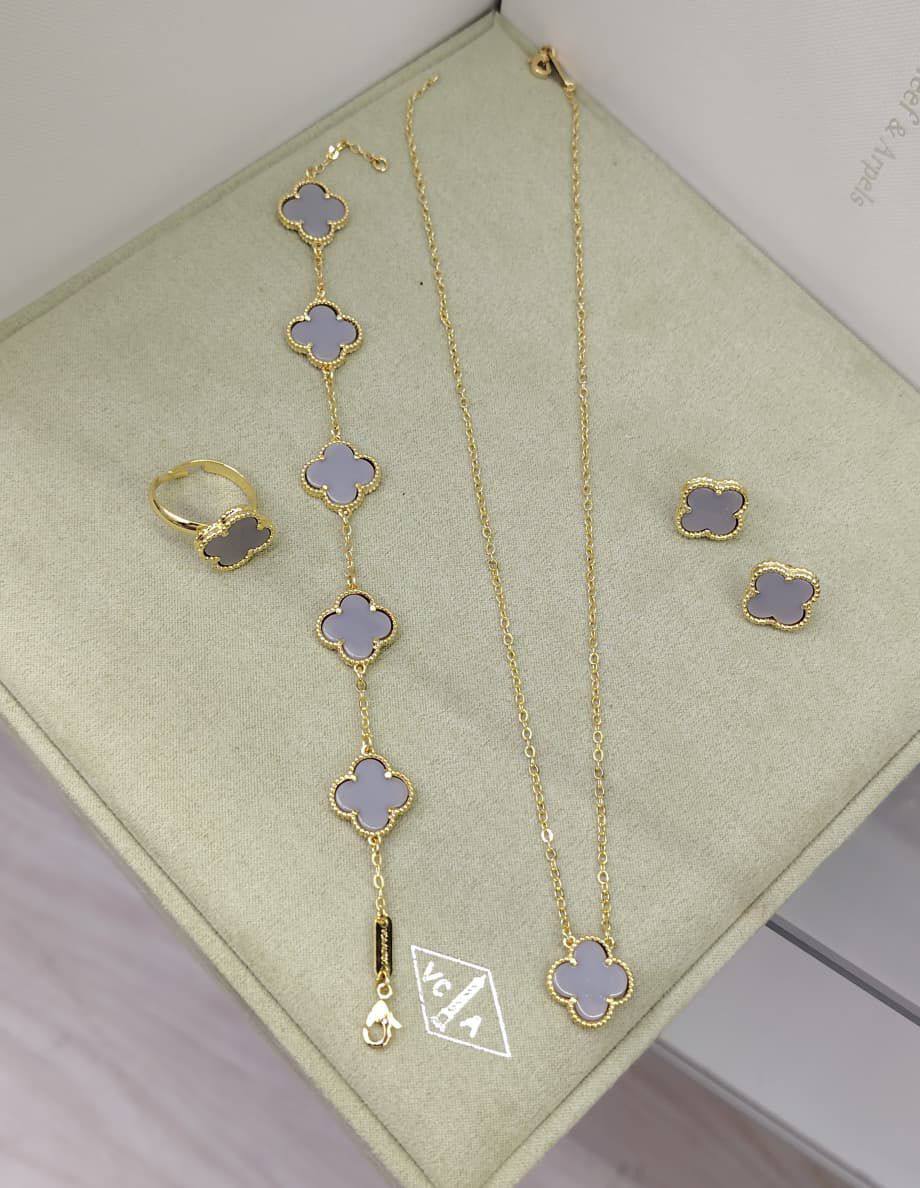 VCA SET ❤️‍🔥*
Necklace 🌸
Earring ✨
Bracelet 🍁
Ring 💍 free size ❣️
Stainless Steel 💯
Non tarnish 💯
With normal boxes 📦 
45 dhs✅
With master box 🗃️ 
75 dhs✅

Zain216
♥️♥️♥️