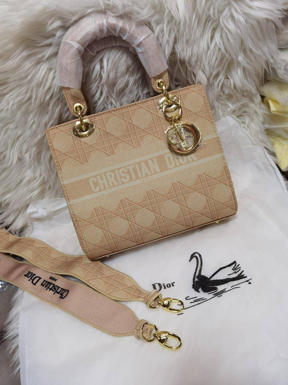 💗 Lady Dior
1⃣️ First quality
Size : 24 * 20 cm
85 dhs🇦🇪🇦🇪

Zain115
♥️♥️♥️