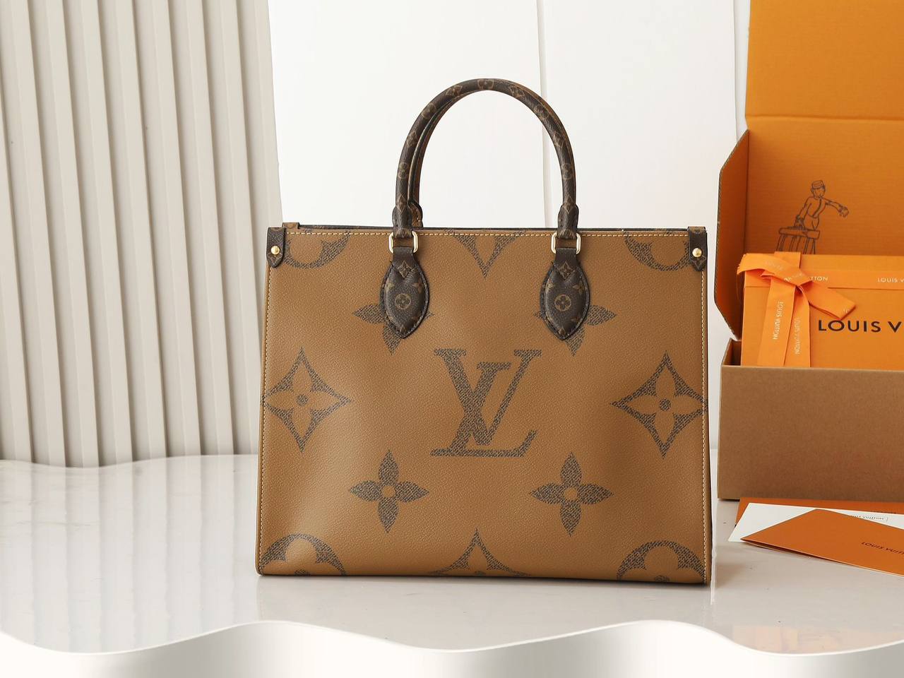 LV
 ONTHEGO 
GOOD QUALITY 
MEDUIM SIZE 
100 dhs✅

Zain39
♥️♥️♥️