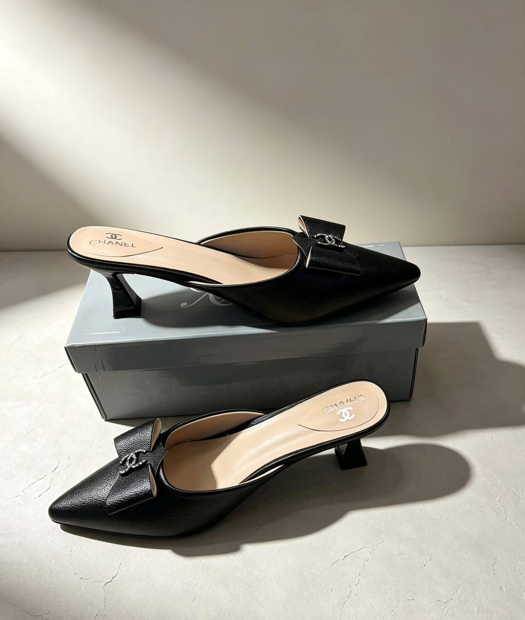 Chanel - Valentino - Miu Miu
size 36 to 41
75 dhs✅✅

Zain161
♥️♥️♥️