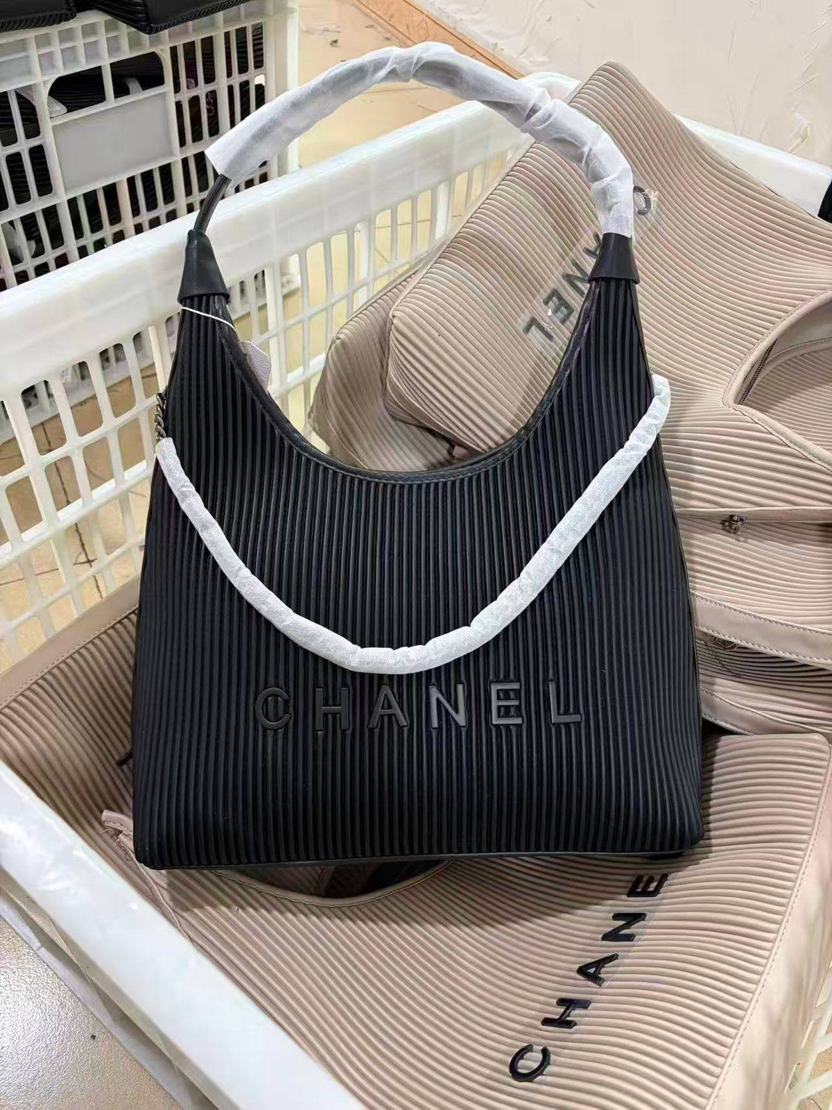 Chanel
110 dhs✅

Zain143
♥️♥️♥️