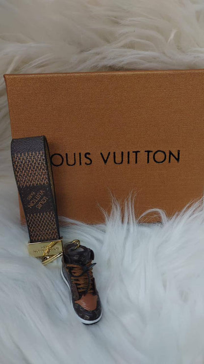 LV key holders & bags charm accessories
All sizes price 
55 dhs✅

Zain88
♥️♥️♥️