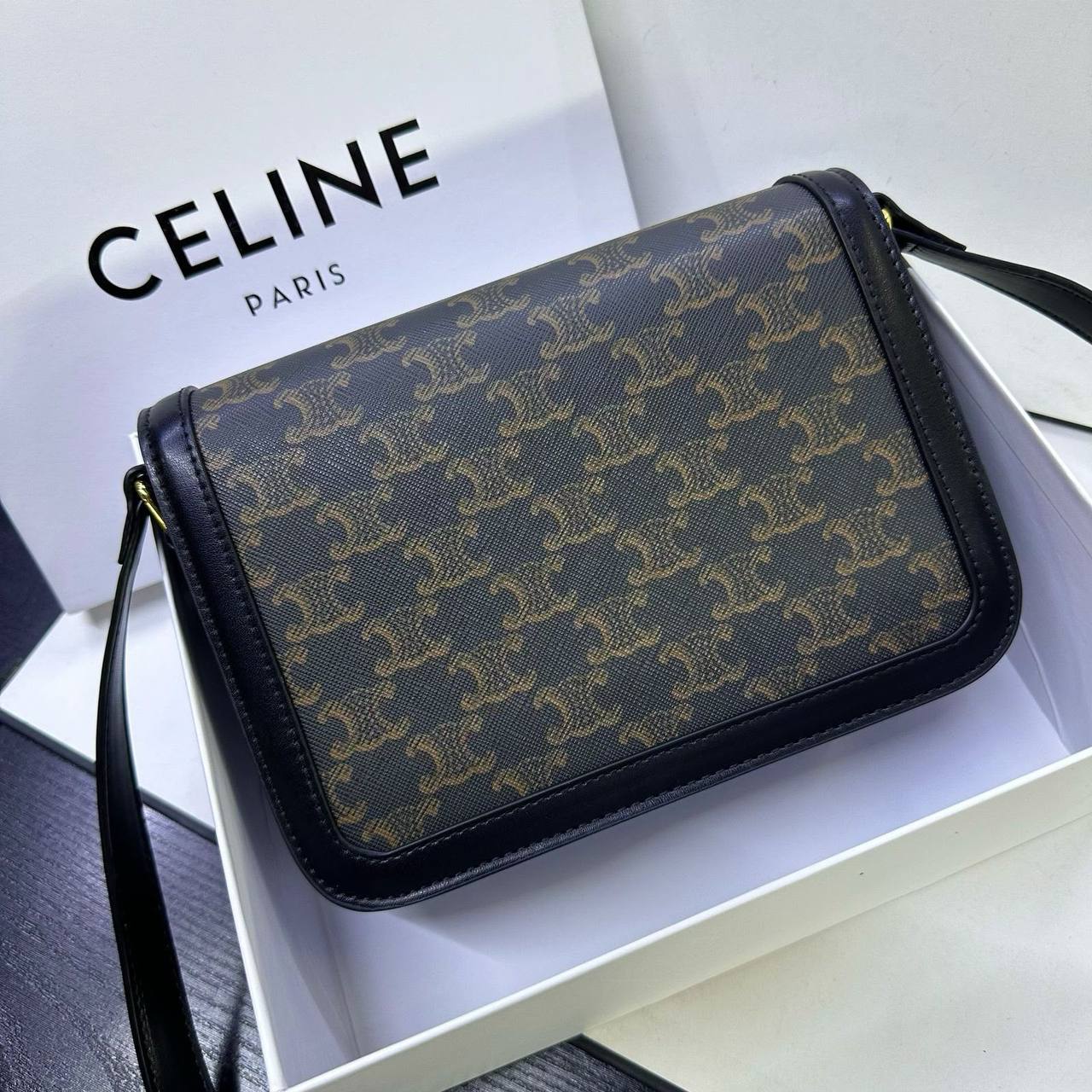 CELINE 

NEW CAME 
GOOD QUALITY 
WITH BOX 
🎁🎁🎁

110 dhs

Zain39
♥️♥️♥️