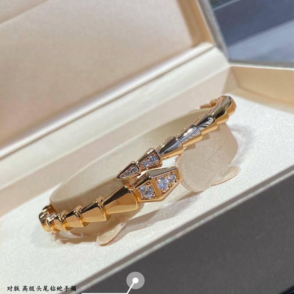 BVLGARI 
Bangle 🦋 
Master quality 💯
With normal boxes 🗃️ 
90 dhs✅

With master box 📦 
140 dhs✅

Zain216
♥️♥️♥️