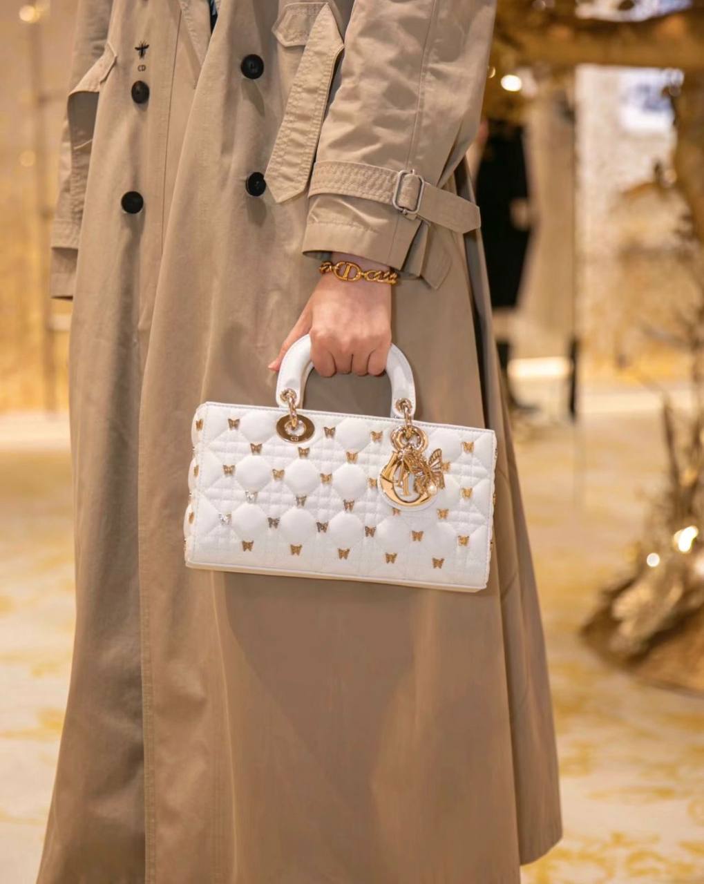 Dior
130 dhs✅
High quality 

with box
🎁🎁🎁

Zain35
♥️♥️♥️