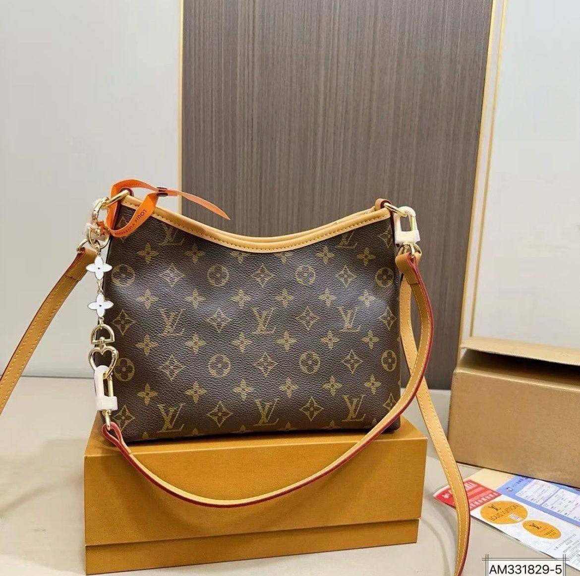 LV

Small 
90 dhs🪙🌨️
size 21×8×17cm

Big
95 dhs🪙🌨️
size 30×10×25cm
with box
🎁🎁🎁

Zain23
♥️♥️♥️