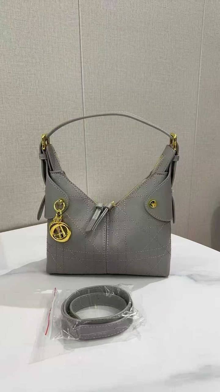 Dior
110 dhs✅

Zain203
♥️♥️♥️