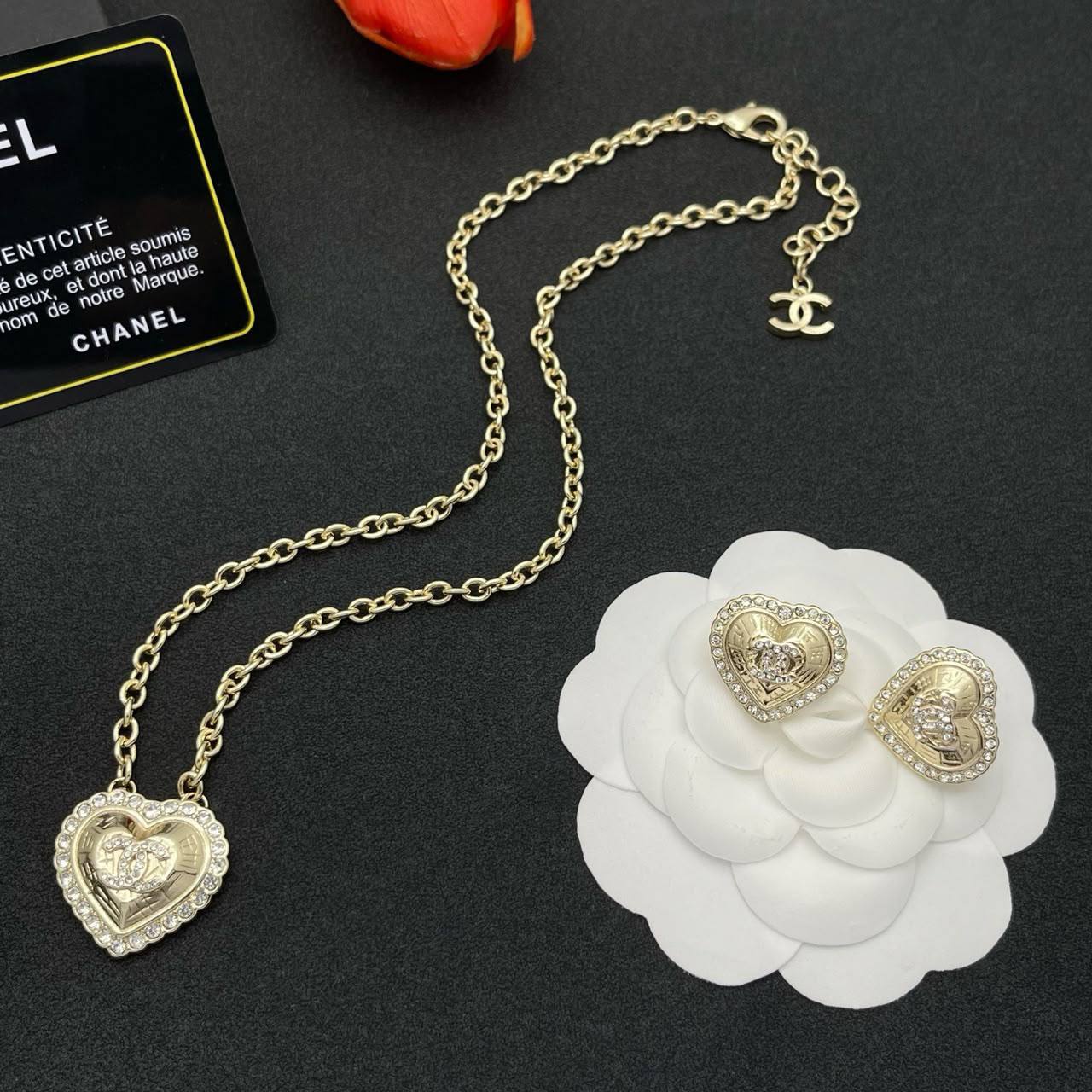 Chanel Set 💐
Necklace 
Earrings 
Master Quality 🎲

*90* AED normal box 📦 
*105* AED master box 🗃️

Zain48
♥️♥️♥️
