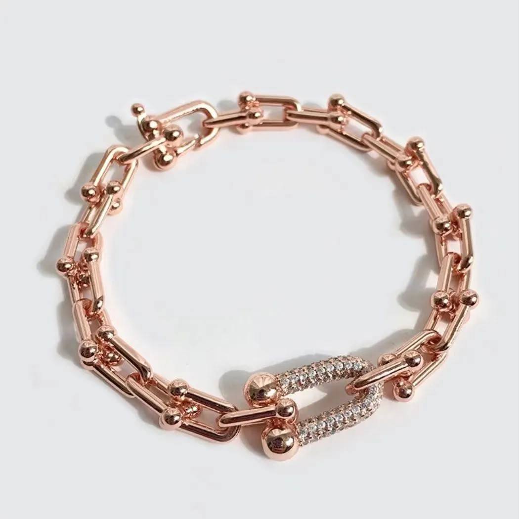 Tiffany ❤️‍🔥*
Bracelet 💥
Master quality 💯
With normal boxes 📦 
55 dhs💓
With master box 🗃️ 
90 dhs💓

Zain216
♥️♥️♥️