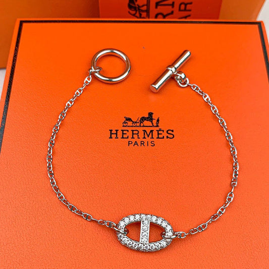 Hermes Set 🍁
Necklace 
Earrings 
Bracelet 

Master quality 🌺
140 dhs🪙
normal box 📦

Zain48