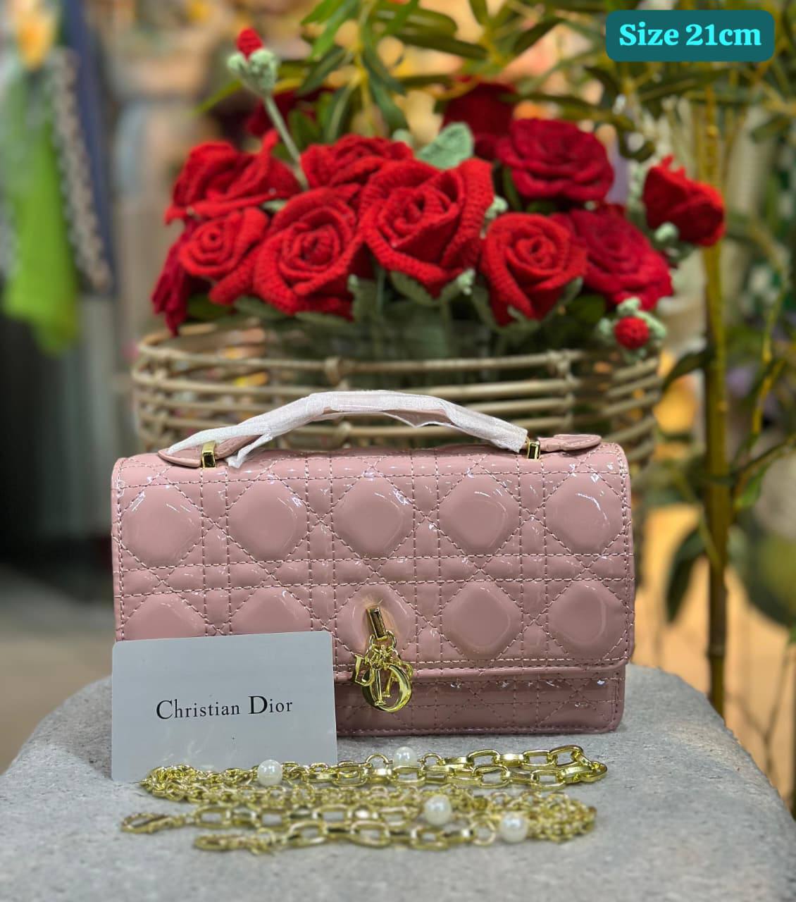 Dior
Good quality 
with box 
100 dhs✅

Zain186
♥️♥️♥️