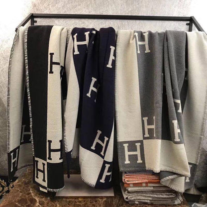 New collection 
Master 
Throw blanket in Merinos wool and cashmere (90%
rinos wool, 10% cashmere)
Size 135*170
👉🏽Blanket 
140 dhs🪙🌨️
👉🏽Pillows with feeling
70 dhs🪙🌨️

Zain99
♥️♥️♥️