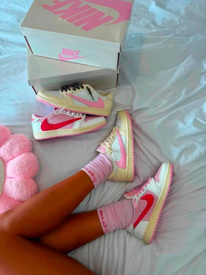 Air jordan 1 low X Travis Scott , 
Size 36 to 46 , 
240 dhs✅

Zain196
♥️♥️♥️