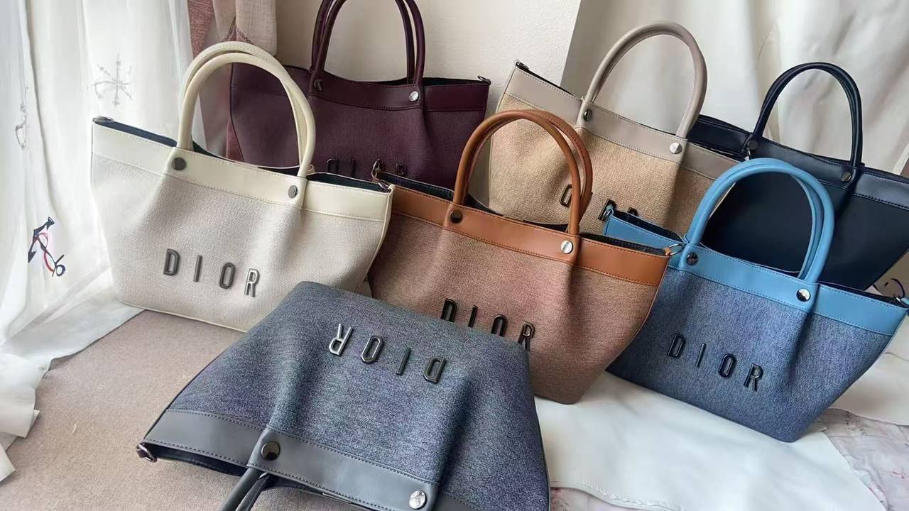 Dior 
100 dhs✅

Zain143
♥️♥️♥️