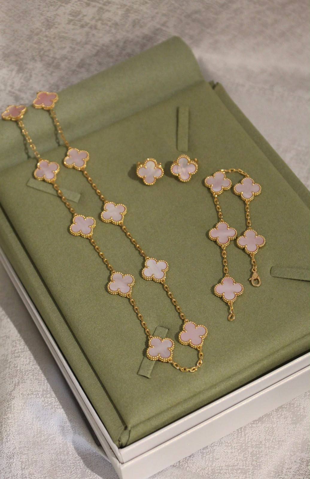 VanCleef & Arpels 💚 -PriceUpdate-
Magic Alhambra Full Set
⁠Necklace 10 Motifs 105Ð
⁠Bracelet 5 Motifs  75Ð
⁠Earings 1 Motif  55Ð
18K gold plated
 Master Quality 
Full Set
 335 dhs🇦🇪with Normal Box
 400 dhs🇦🇪 with Orignal Box
Zain209
♥️♥️♥️