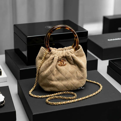 CHANEL ᴍɪɴɪ ʜᴏʙᴏ
ᴛᴏᴘ ʜᴀɴᴅʟᴇ ʙᴀɢ
sᴜᴇᴅᴇ ʟᴇᴀᴛʜᴇʀ ᴍᴀᴛᴇʀɪᴀʟ
ᴡɪᴛʜ ᴛᴏʀᴛᴏɪsᴇ sʜᴇʟʟ
ᴘʟᴇxɪ ɢʟᴀss ʜᴀɴᴅʟᴇ
ᴡɪᴛʜ ɢᴏʟᴅ ᴄʜᴀɪɴ ʙᴇʟᴛ sᴛʀᴀᴘ
sɪᴢᴇ : 18 cm
ᴡɪᴛʜ BOX
🎁🎁🎁

90 dhs✅

Zain31
♥️♥️♥️