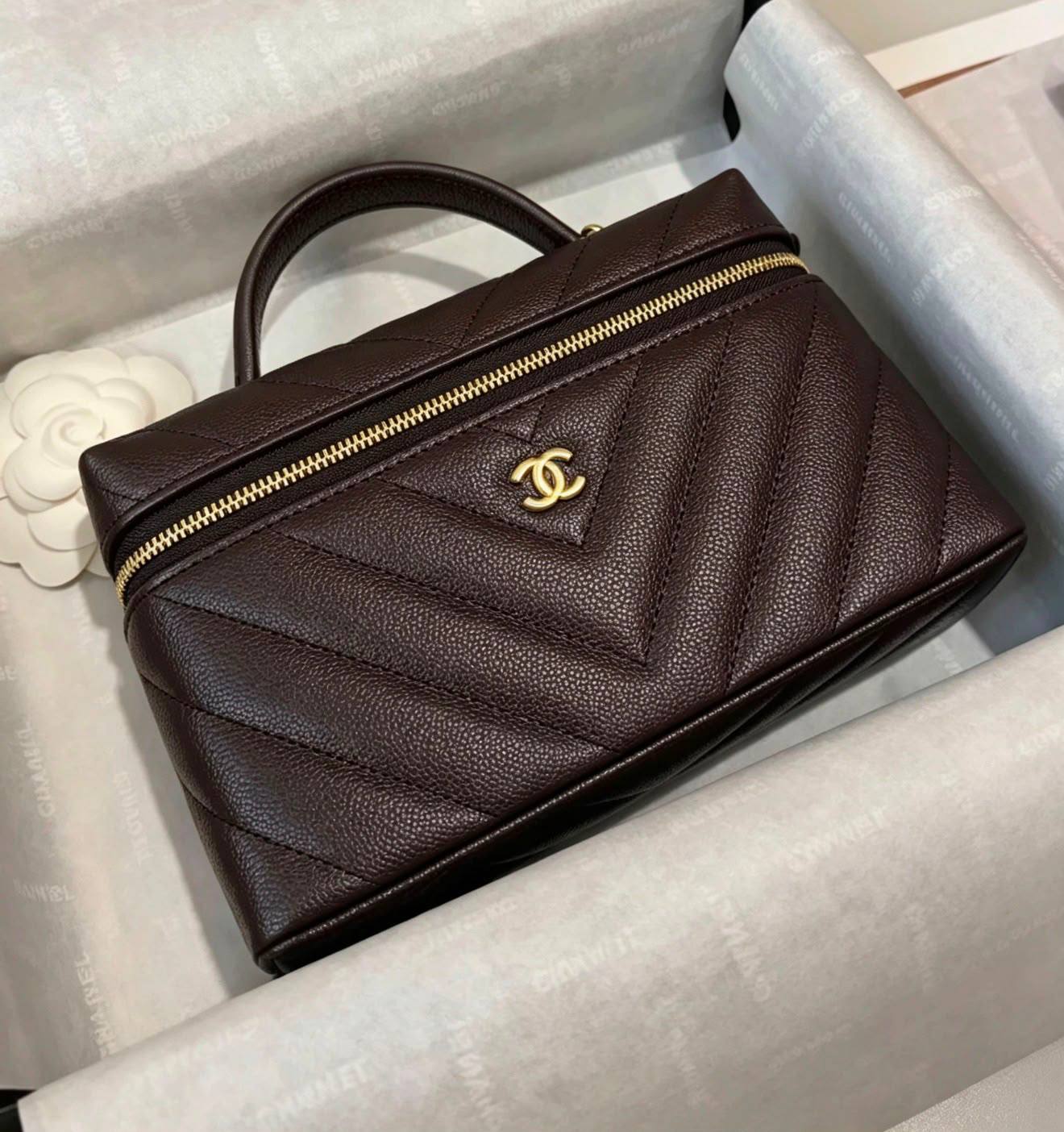 Chanel
100 dhs✅
Size：19cm
Good-quality with box

Zain35
♥️♥️♥️