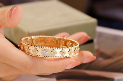 VCA ❤️‍🔥*
Bangle 🦋
Master quality 💯
With normal boxes 🗃️ 
85 dhs✅
With master box 📦 
130 dhs✅

Zain216
♥️♥️♥️