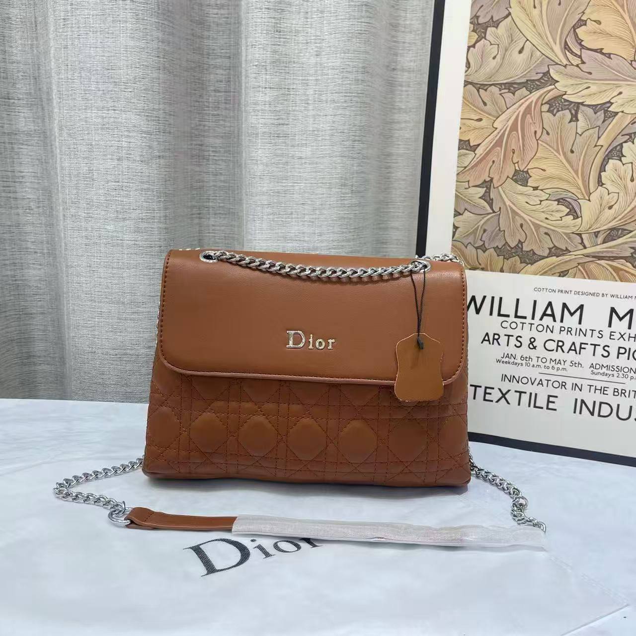 Dior 
good quality
95 dhs✅

Zain278
♥️♥️♥️