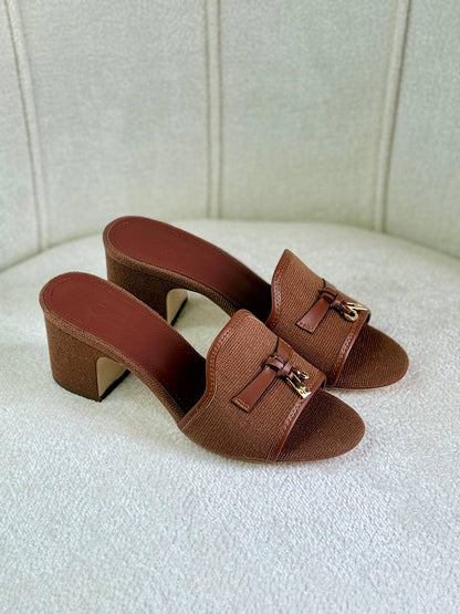Loro Piana
Super *AAA* *+* Quality 💯 
With original packing🎁🎁
SIZE:35and42
Available now
450 dhs💓

Zain309
♥️♥️♥️