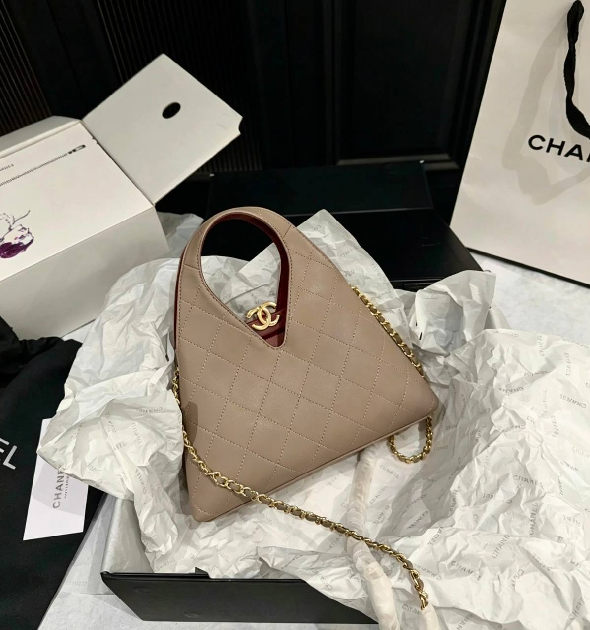 CHANEL
MASTER QUALITY 
WITH BOX 
320 dhs🇦🇪🇦🇪

Zain295
♥️♥️♥️