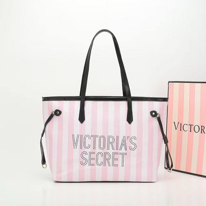 Victoria Secret
47*31*14 cm
85 dhs✅

Zain17
♥️♥️♥️