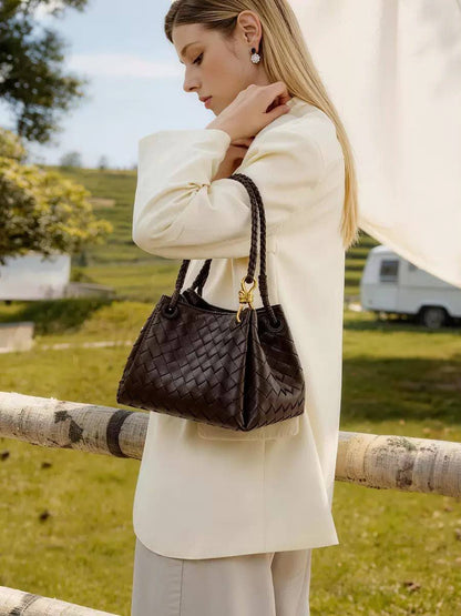 BOTTEGA NEW CAME HIGH QUALITY WITH BOX 
150 dhs✅

Zain295
♥️♥️♥️