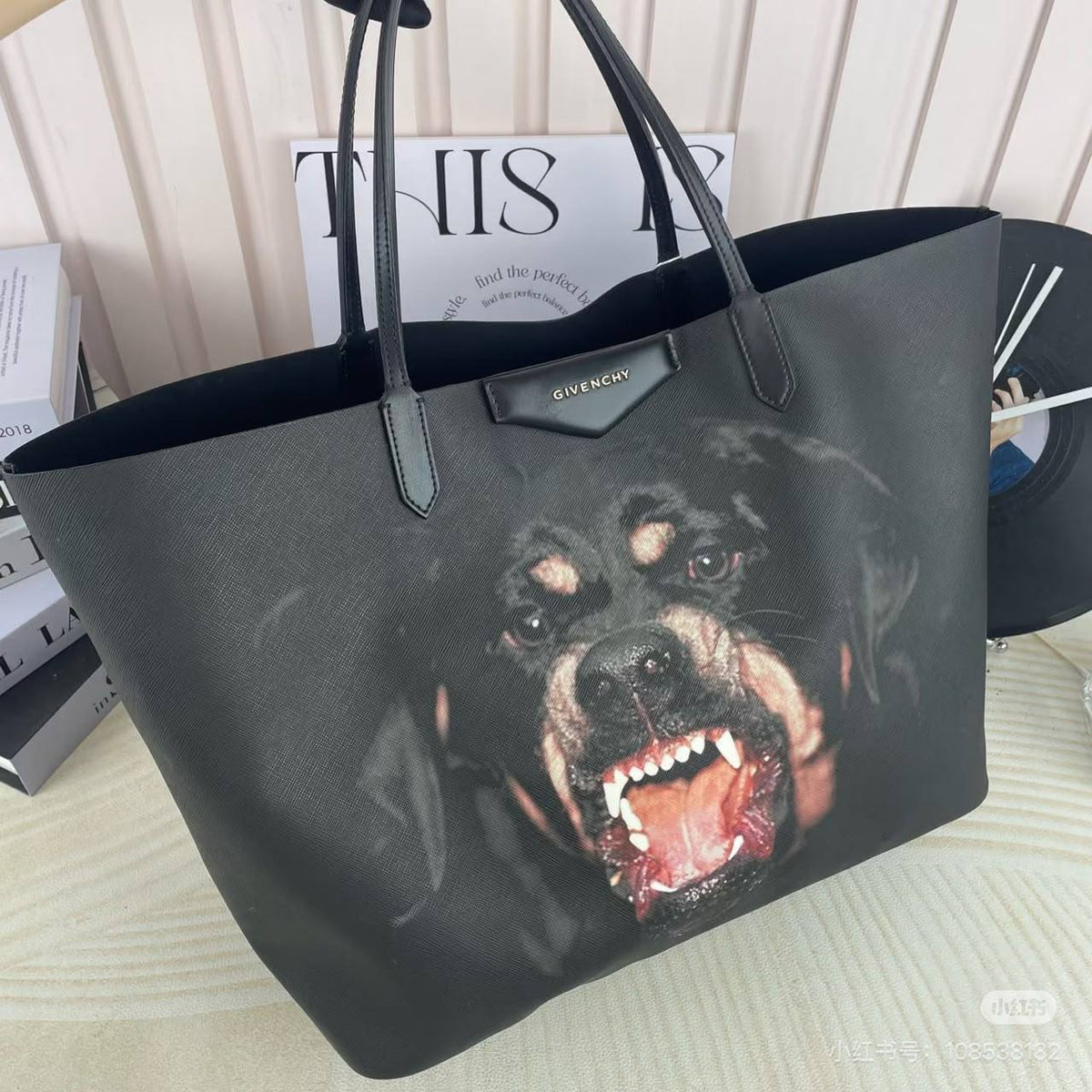 GIVENCHY
90 dhs✅✅
 2in1 
good quality

Zain07
♥️♥️♥️