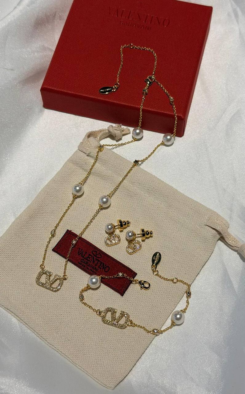 VALENTINO* ♥️
* Full Set
* ⁠Necklace, Earrings & Bracelet 
* Gold-Finish Metal with Stones & Pearl
* ⁠↗️ *Super Master Quality ®️* 🫆
full Set
*270 dhs❤️* with *Normal* Box & Bag
*300 dhs❤️* with *Original* Packaging 🎁

Zain106
♥️♥️♥️