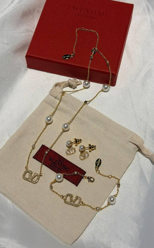 VALENTINO* ♥️
* Full Set
* ⁠Necklace, Earrings & Bracelet 
* Gold-Finish Metal with Stones & Pearl
* ⁠↗️ *Super Master Quality ®️* 🫆
full Set
*270 dhs❤️* with *Normal* Box & Bag
*300 dhs❤️* with *Original* Packaging 🎁

Zain106
♥️♥️♥️