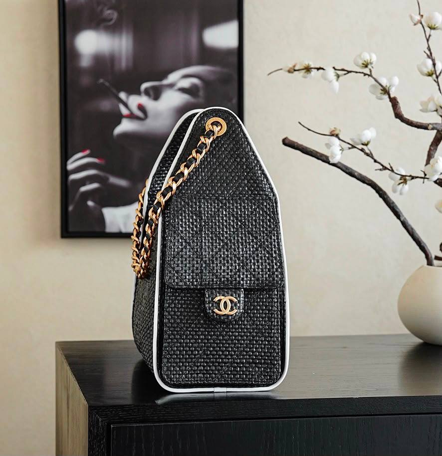 CHANEL 

RESTOCK 
HIGH QUALITY 

BIG SIZE 
125 dhs🇦🇪🇦🇪

25cm

Zain295
Zain39
♥️♥️♥️