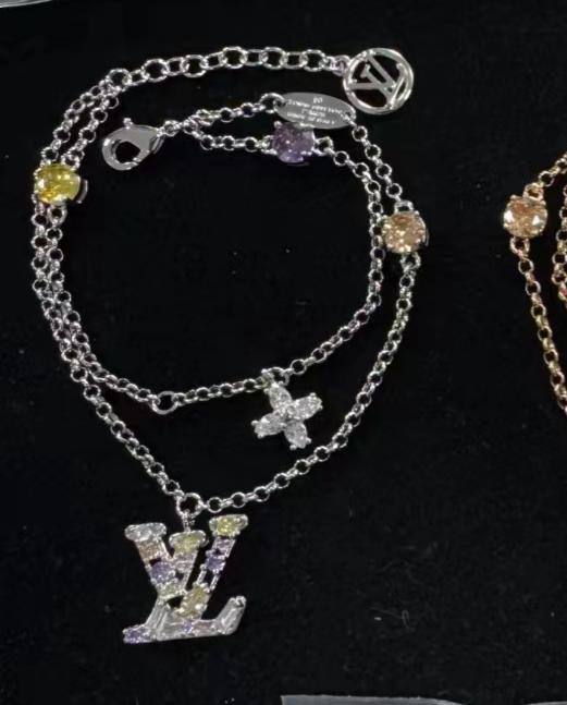 Louis Vuitton ❤️‍🔥
Necklace 💥
Bracelet 💥
Earring ❣️
Master quality 💯
With normal boxes 📦 
120 dhs🪙💕
With master box 🗃️ 
130 dhs🪙💕

Zain216
♥️♥️♥️