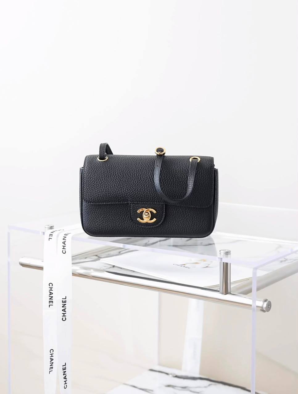 Chanel

240 dhs 

Zain134
♥️♥️♥️