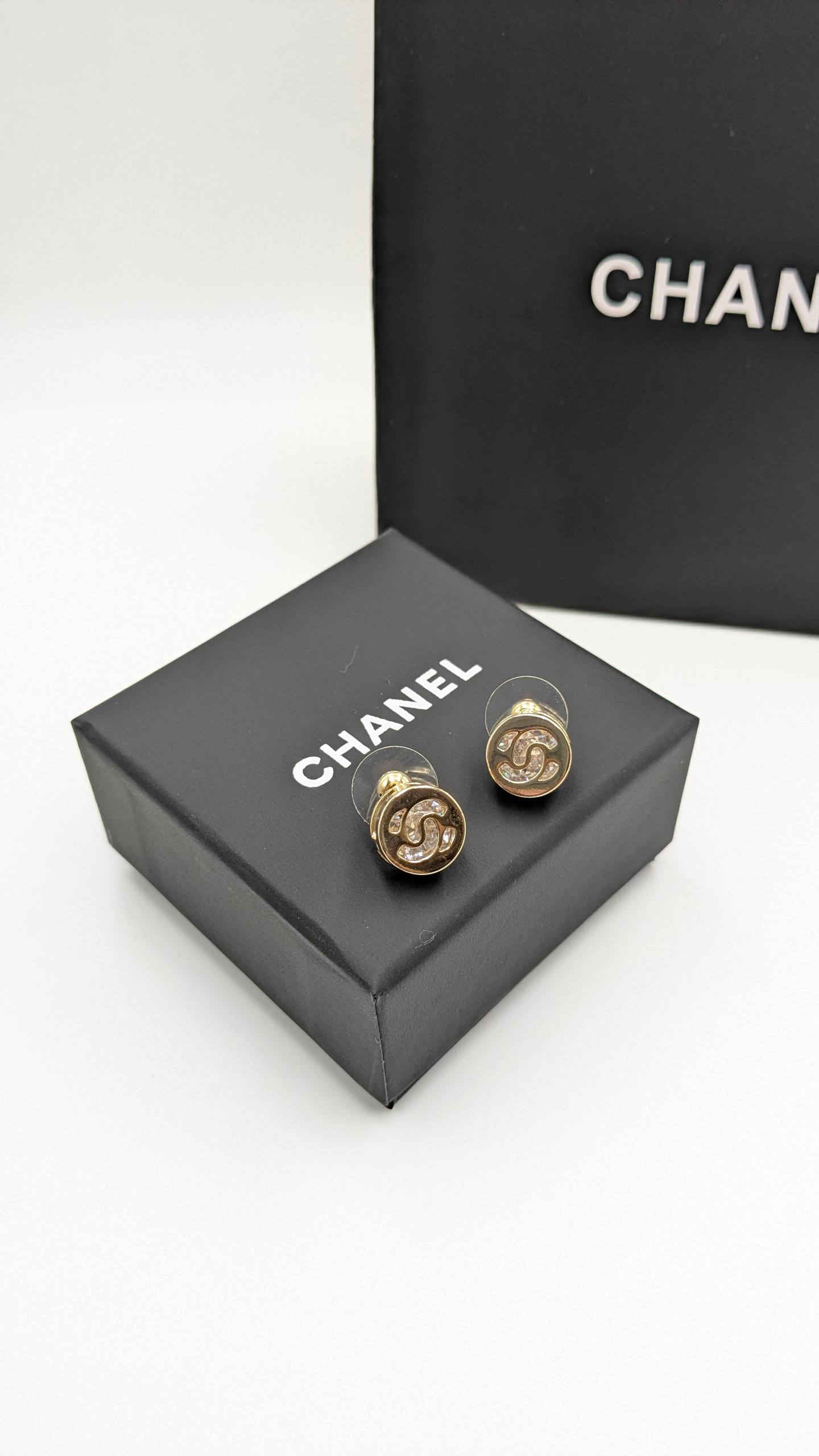 Chanel

normal box🎁

70 dhs❣️

Zain210
♥️♥️♥️