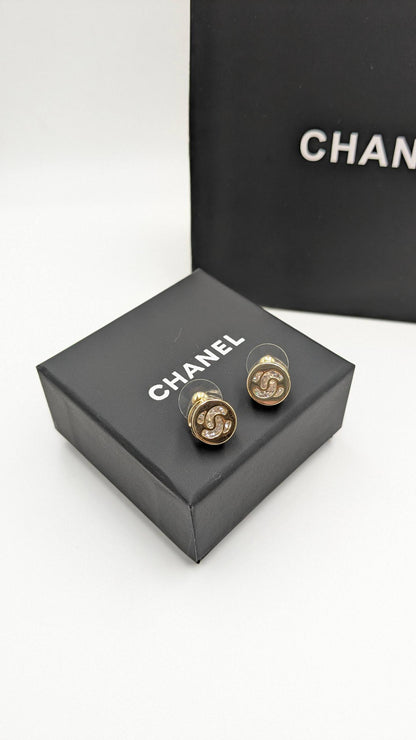Chanel

normal box🎁

70 dhs❣️

Zain210
♥️♥️♥️