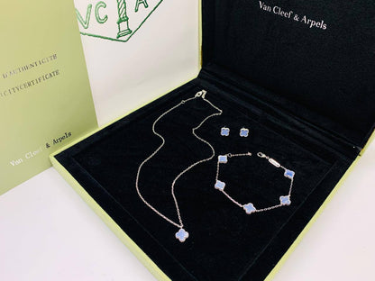 VANCLEAF MINI

SET MASTER
NECKLACE BRACELET EARRINGS
WITH GOOD BOX AND PAPER BAG🛍️🎁
150 dhs🇦🇪🇦🇪

Zain89
♥️♥️♥️